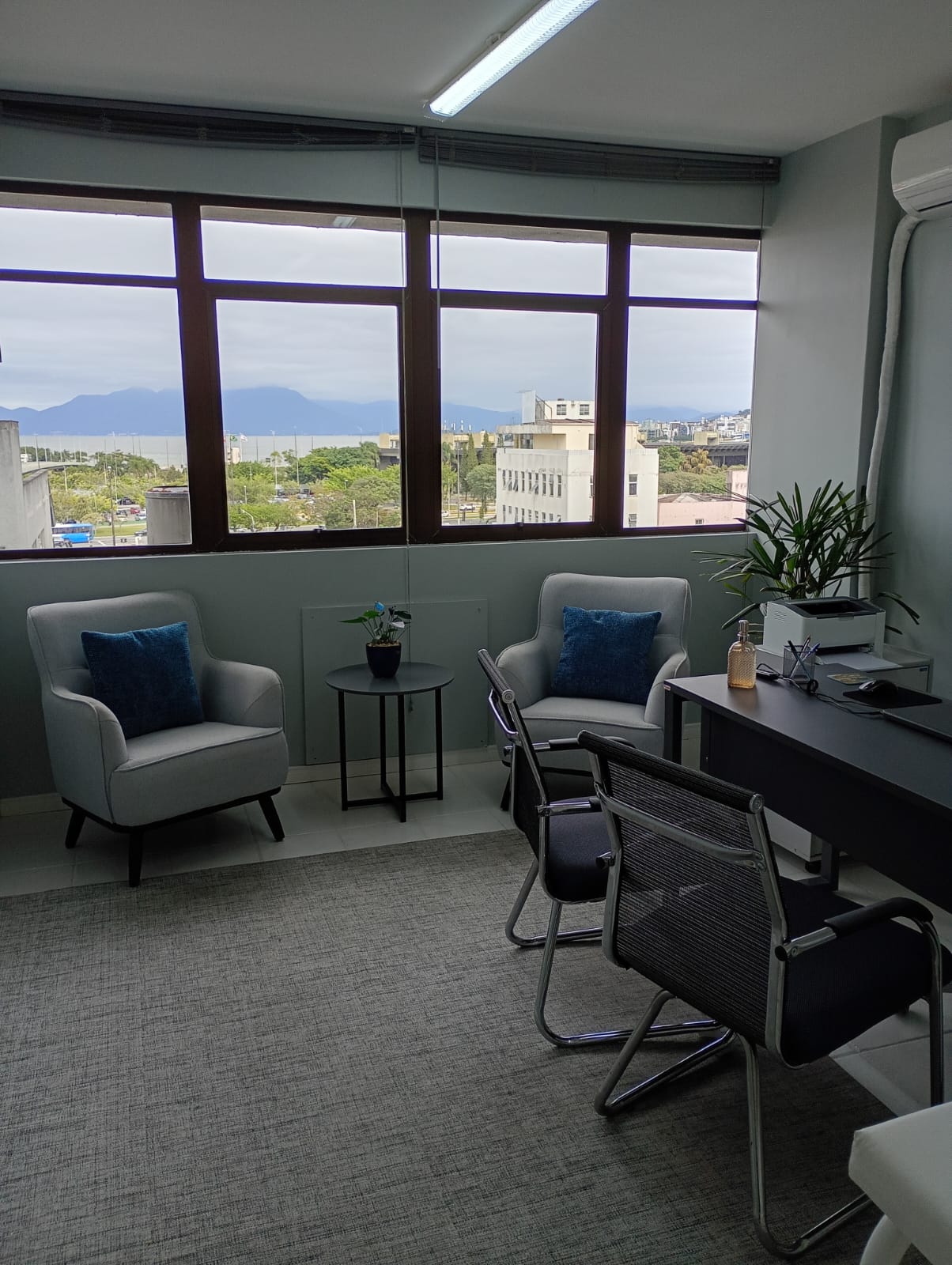 Sala de atendimento com poltronas e luz natural